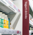 Prateleira de supermercado cheia de produtos. O elemento em destaque da imagem  a placa que indica a seo de iogurtes do estabelecimento, que traz a identidade visual do local.